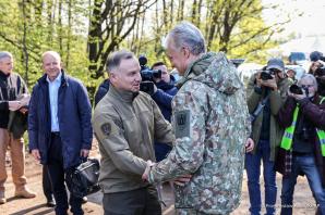 [VIDEO] Prezydent Andrzej Duda wspólnie z Prezydentem Gitanasem Nausėdą obserwowali w piątek ćwiczenia wojskowe „Brave Griffin”, odbywające się na poligonie w rejonie olickim na Litwie